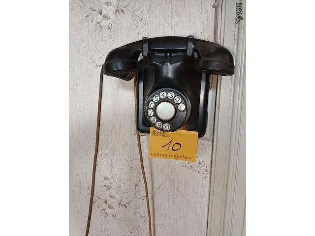Lot 10 - oude telefoon - afbeelding 1 van  2