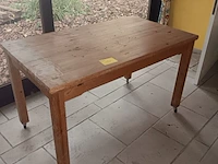 Lot 10 - tafel met wielen - afbeelding 2 van  2