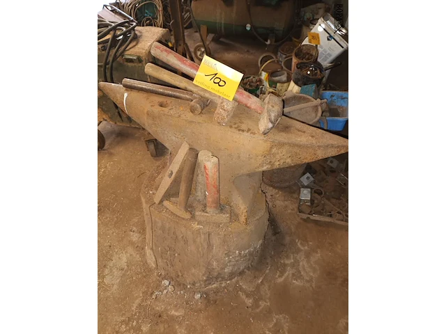 Lot 100 - aambeeld en hamers - afbeelding 1 van  3