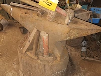 Lot 100 - aambeeld en hamers - afbeelding 1 van  3