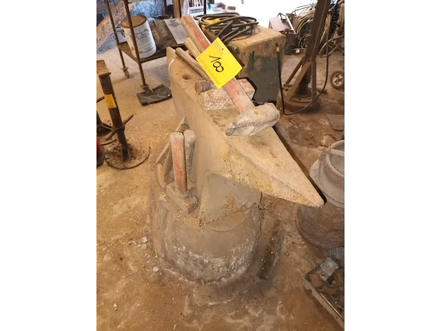 Lot 100 - aambeeld en hamers - afbeelding 2 van  3