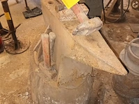 Lot 100 - aambeeld en hamers - afbeelding 2 van  3