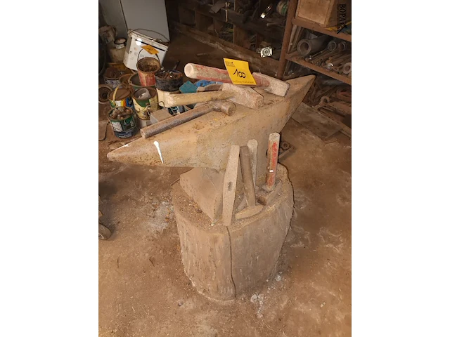 Lot 100 - aambeeld en hamers - afbeelding 3 van  3