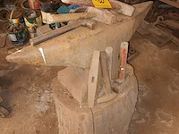 Lot 100 - aambeeld en hamers - afbeelding 3 van  3