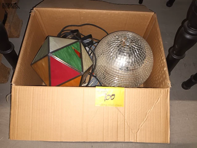 Lot 100 - discobal, kabels en plafondlamp - afbeelding 1 van  5