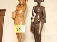Lot 100 - houten beelden. 2 stuks - afbeelding 1 van  4