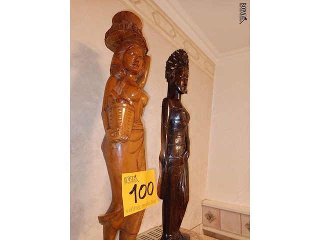 Lot 100 - houten beelden. 2 stuks - afbeelding 2 van  4