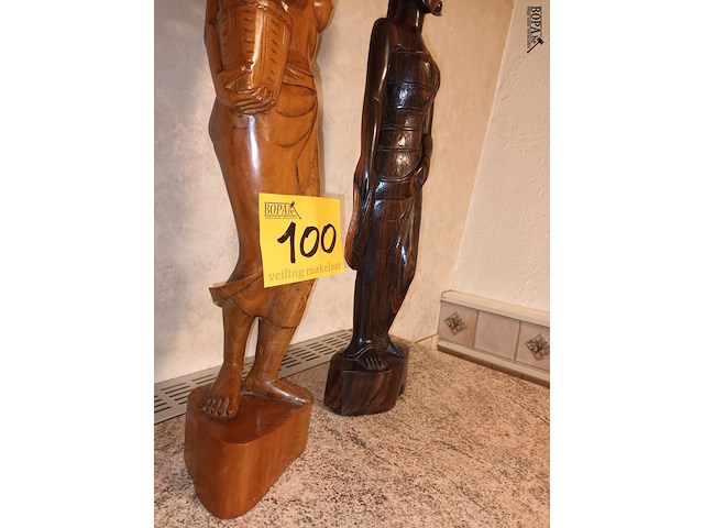 Lot 100 - houten beelden. 2 stuks - afbeelding 3 van  4