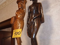 Lot 100 - houten beelden. 2 stuks - afbeelding 4 van  4