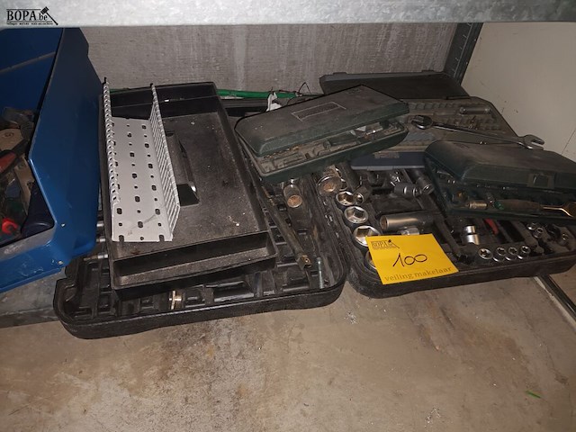 Lot 100 - koffers met doppensets - afbeelding 1 van  4