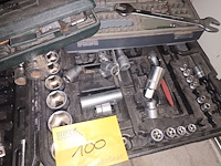 Lot 100 - koffers met doppensets - afbeelding 4 van  4