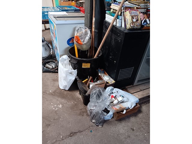 Lot 100 - lot werkmateriaal - afbeelding 1 van  6