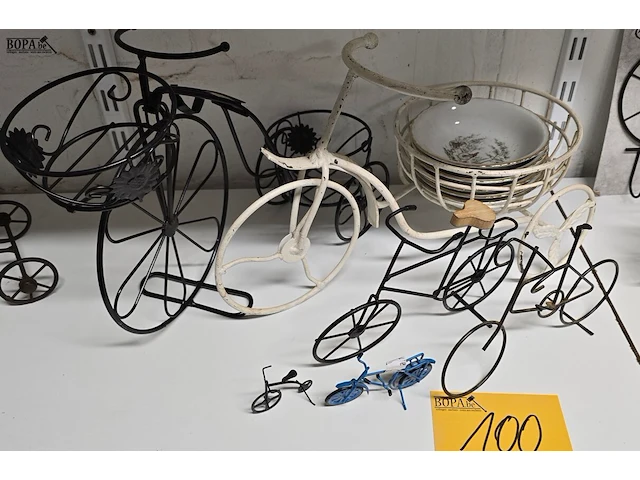 Lot 100 - metalen fietsen groot en klein en schaaltjes - afbeelding 1 van  5