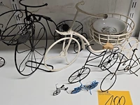 Lot 100 - metalen fietsen groot en klein en schaaltjes - afbeelding 1 van  5