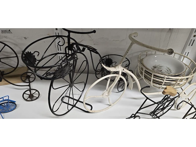Lot 100 - metalen fietsen groot en klein en schaaltjes - afbeelding 2 van  5