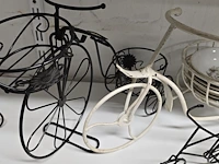 Lot 100 - metalen fietsen groot en klein en schaaltjes - afbeelding 2 van  5