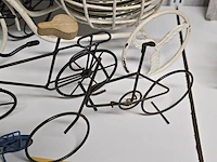 Lot 100 - metalen fietsen groot en klein en schaaltjes - afbeelding 3 van  5