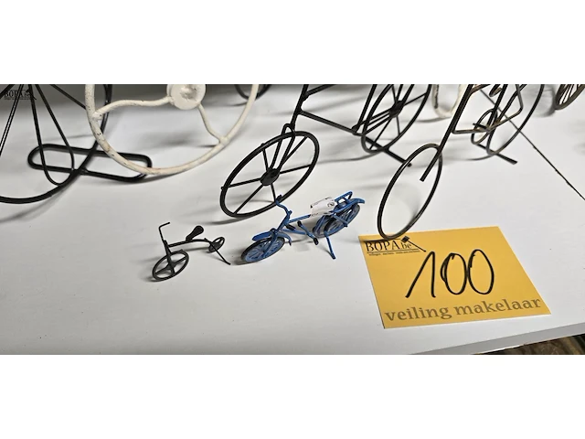 Lot 100 - metalen fietsen groot en klein en schaaltjes - afbeelding 4 van  5