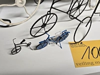 Lot 100 - metalen fietsen groot en klein en schaaltjes - afbeelding 4 van  5