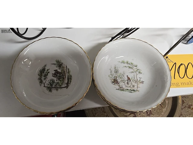 Lot 100 - metalen fietsen groot en klein en schaaltjes - afbeelding 5 van  5