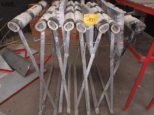 Lot 100 - metalen schragen. 4 stuks - afbeelding 1 van  3