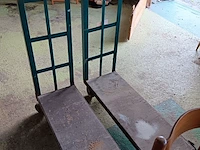 Lot 100 - plantenkar. 2 stuks - afbeelding 2 van  3