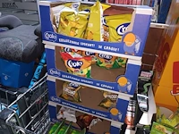 Lot 100 - snoep en chips. inhoud draadmand - afbeelding 2 van  5