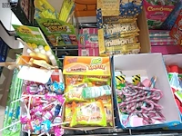 Lot 100 - snoep en chips. inhoud draadmand - afbeelding 3 van  5
