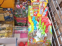 Lot 100 - snoep en chips. inhoud draadmand - afbeelding 4 van  5
