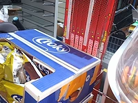 Lot 100 - snoep en chips. inhoud draadmand - afbeelding 5 van  5
