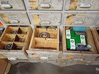 Lot 1003 - vintage ladekast met inhoud + rek - afbeelding 3 van  18
