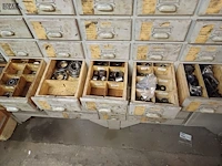 Lot 1003 - vintage ladekast met inhoud + rek - afbeelding 5 van  18