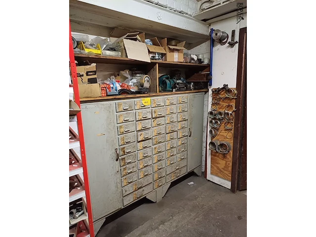 Lot 1003 - vintage ladekast met inhoud + rek - afbeelding 1 van  18