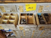 Lot 1003 - vintage ladekast met inhoud + rek - afbeelding 16 van  18