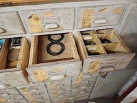 Lot 1003 - vintage ladekast met inhoud + rek - afbeelding 17 van  18