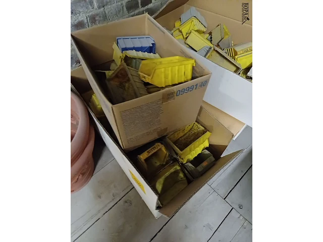 Lot 1004 - lot sorteerbakjes + laminaat + gootsteen - afbeelding 3 van  4