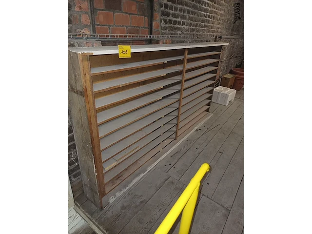 Lot 1009 - houten wandrek - afbeelding 1 van  2