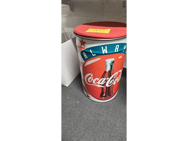 Lot 101 - coca cola metalen poef met kussen - afbeelding 1 van  3