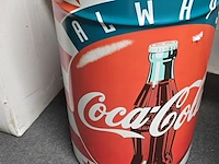 Lot 101 - coca cola metalen poef met kussen - afbeelding 1 van  3