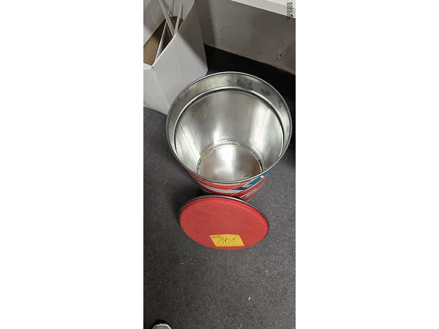 Lot 101 - coca cola metalen poef met kussen - afbeelding 3 van  3