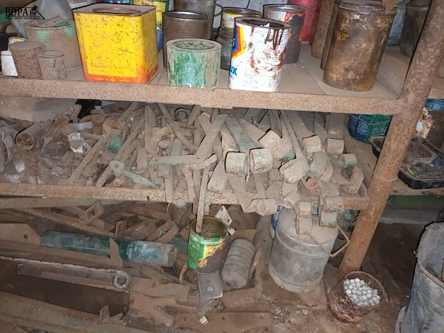 Lot 101 - divers materiaal. inhoud rek - afbeelding 4 van  6