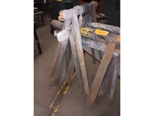 Lot 101 - houten schragen. 6 stuks - afbeelding 2 van  3