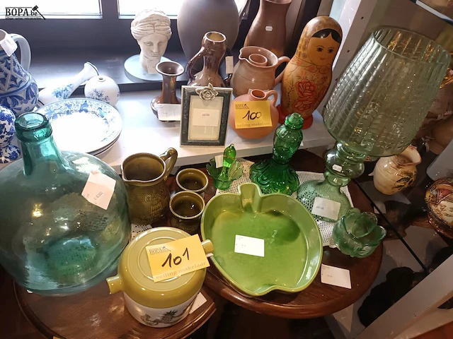 Lot 101 - keramiek en glaswerk groen. 10 stuks - afbeelding 1 van  6