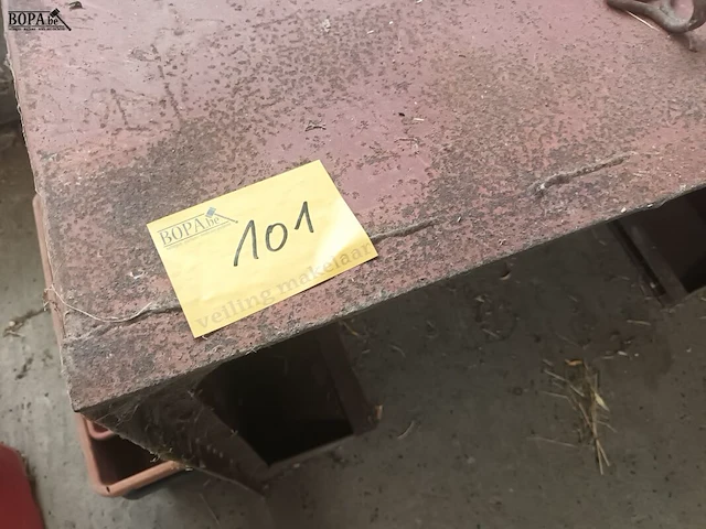Lot 101 - metalen bak - afbeelding 1 van  4