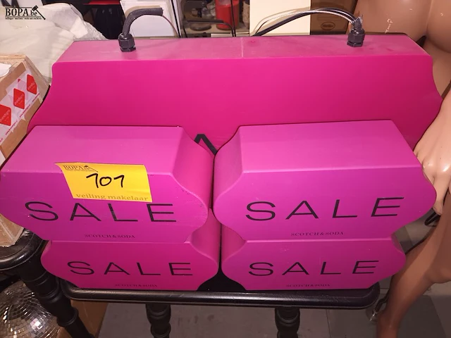 Lot 101 - uithangborden “sale”. 5 stuks - afbeelding 1 van  3