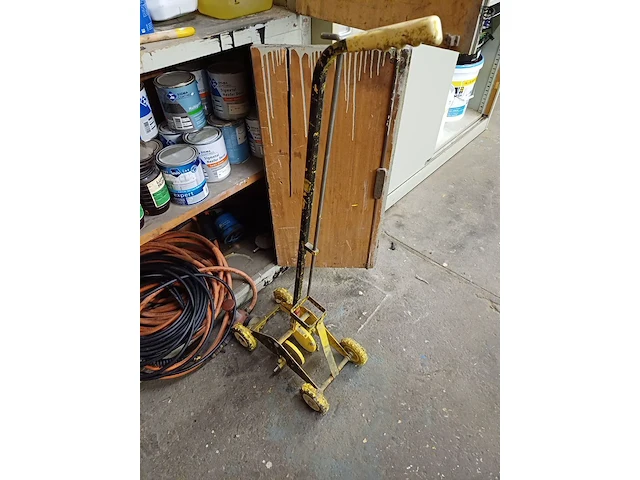 Lot 1011 - houten kast met inhoud - afbeelding 5 van  6