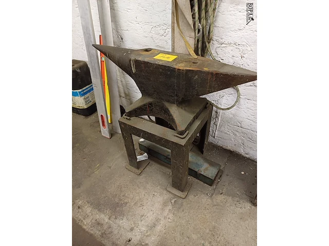 Lot 1016 - aambeeld - afbeelding 1 van  4