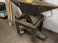 Lot 1016 - aambeeld - afbeelding 1 van  4