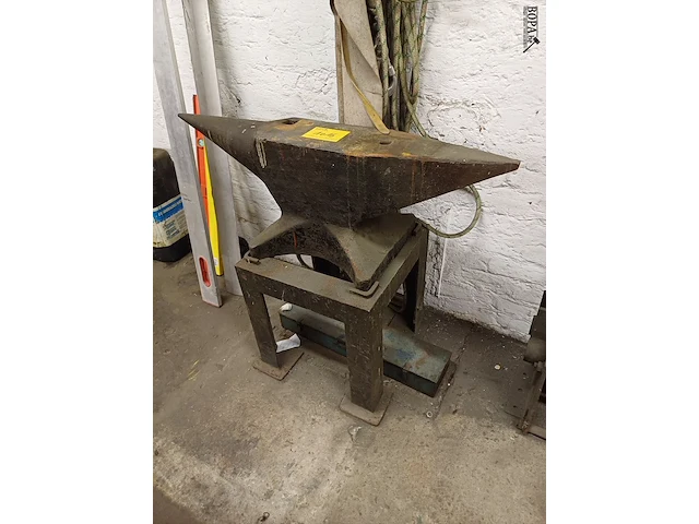 Lot 1016 - aambeeld - afbeelding 2 van  4
