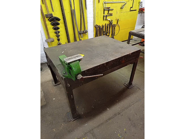 Lot 1017 - ijzeren las werkbank met bankvijs - afbeelding 1 van  4